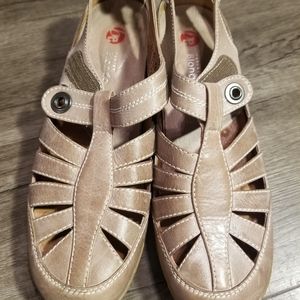 Leather close-toed fisherman style shoe